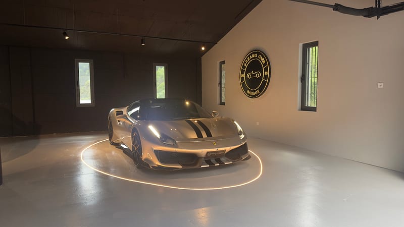 Un Ferrari 488 Pista situat a l’entrada del local